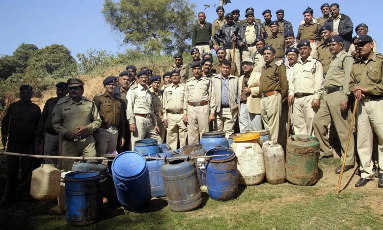 avaidh sharab bhopal2 तीन जिलों की एक्साइज टीम ने पकड़ी 100 लीटर शराब