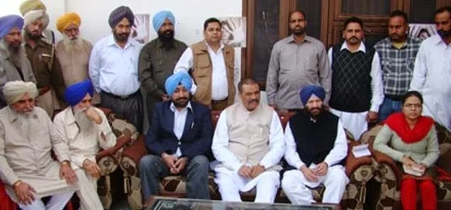 harmandar singh sapla jpg केंद्रीय राज्य मंत्री विजय सांपला ने श्री हरमंदिर साहिब के दर्शन कर माथा टेका