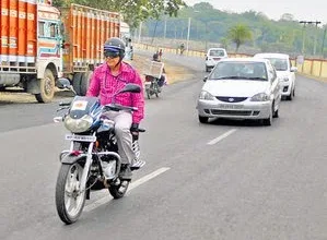 हाथ छोड़कर तीन घंटे में 221 किमी बाइक चलाई 6 bike rider suresh choudhry हाथ छोड़कर तीन घंटे में 221 किमी बाइक चलाई