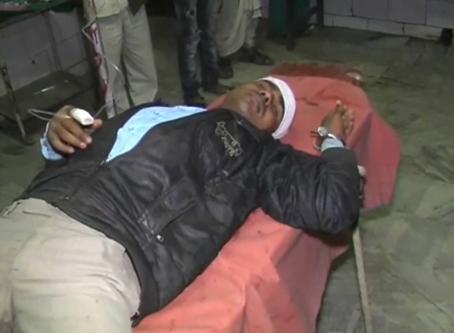 युवक ने पड़ोसियों पर तलवार से किया हमला एक की मौत, एक गंभीर घायल 1 man murder युवक ने पड़ोसियों पर तलवार से किया हमला एक की मौत, एक गंभीर घायल
