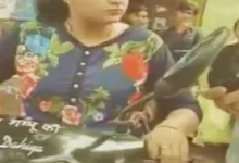 girl without helmet stopped by traffic police in haryana abuses cops threatens them बिना हेलमेट लड़की को ट्रैफिक पुलिस ने रोका तो देने लगी गालियां