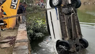 Family came to roam from Gujarat drowned in pond with car two bodies were removed गुजरात से घूमने आया परिवार कार समेत तालाब में डूबा