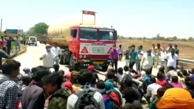 mp up jhabua3 एमपी-गुजरात बार्डर पर युपी के मजदूरों का हंगामा,पुलिस की गाडियों सहित बसों के कांच फोडे