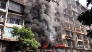 Fire 8 आठ मंजिला इमारत के फ्लैट में भीषण आग लगने से 2 की मौत, कई घायल