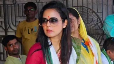 mahua moitra महुआ मोइत्रा के लोकसभा से निष्कासन पर टीएमसी बीजेपी में खींचतान