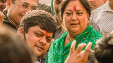 राजस्थान में सीएम सस्पेंस के बीच कई बीजेपी विधायक वसुंधरा राजे के घर पहुंचे 1 vasundhara raje son राजस्थान में सीएम सस्पेंस के बीच कई बीजेपी विधायक वसुंधरा राजे के घर पहुंचे