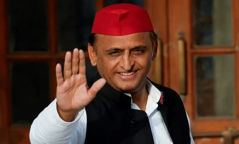 बिहार चुनाव में अखिलेश की एंट्री: तेजस्वी को समर्थन, लालू के साथ कंधे से कंधा 1 Akhilesh Yadav बिहार चुनाव में अखिलेश की एंट्री: तेजस्वी को समर्थन, लालू के साथ कंधे से कंधा
