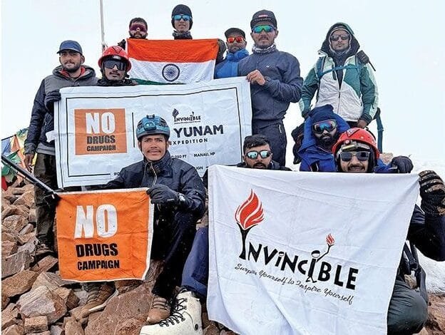 सूरत से माउंट यूनम तक: हिमालय पर युवाओं का साहसिक संदेश नशा नहीं, लक्ष्य चुनो 1 From Surat to Mount Unam The courageous message of the youth of Himalayas Choose your goal, not addiction