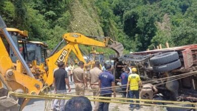 उत्तराखंड के टिहरी में पलटा ट्रक - 3 कांवड़ियों की मौत, 18 घायल 17 Truck overturned in Tehri, Uttarakhand - 3 pilgrims died, 18 injured