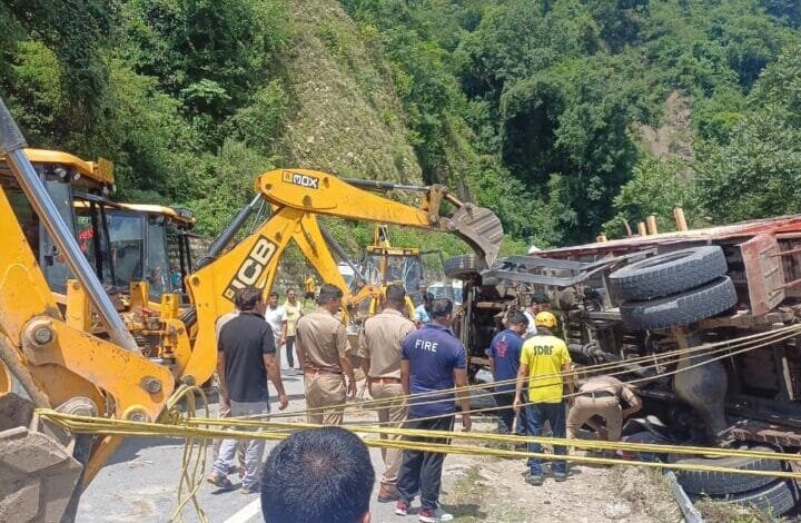 उत्तराखंड के टिहरी में पलटा ट्रक - 3 कांवड़ियों की मौत, 18 घायल 1 Truck overturned in Tehri, Uttarakhand - 3 pilgrims died, 18 injured