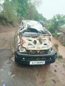 बारिश ने बरपाया कहर: बोटाद में मूसलधार बारिश से डूब गई कार, 9 लोगों की मौत से मचा कोहराम 2 gujarat-heavy-rain-car-in-river