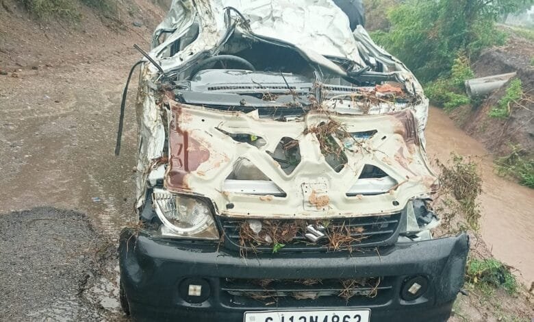 gujarat-heavy-rain-car-in-river