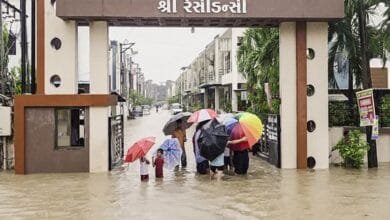 सूरत में बाढ़ से मची अफरा-तफरी: घुटनों तक पानी में उठाकर ले जाया गया बुज़ुर्ग मरीज 13 surat-gujarat-heavy-rain