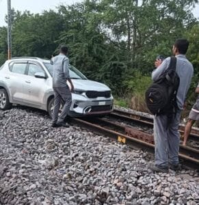 रेलवे ट्रैक पर दौड़ी कार: तेलंगाना में महिला का सनसनीखेज़ ड्रामा 2 telengna-car-on-railway-track