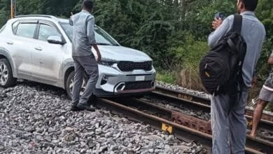 रेलवे ट्रैक पर दौड़ी कार: तेलंगाना में महिला का सनसनीखेज़ ड्रामा 8 telengna-car-on-railway-track