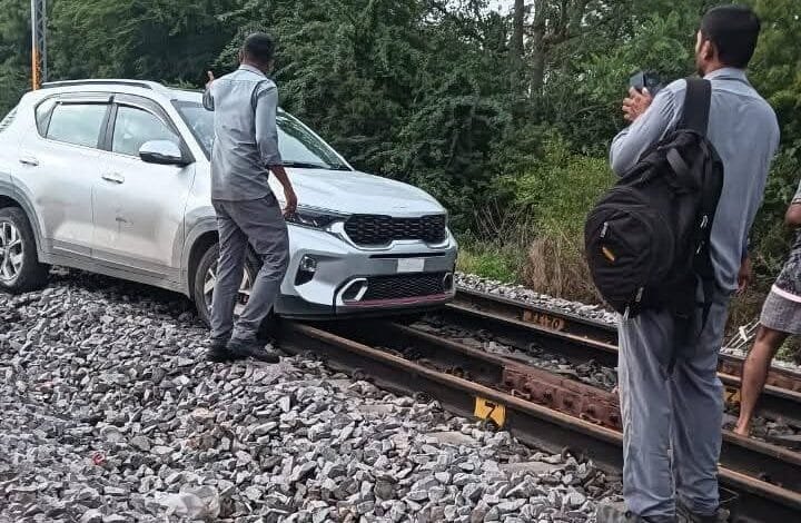 रेलवे ट्रैक पर दौड़ी कार: तेलंगाना में महिला का सनसनीखेज़ ड्रामा 1 telengna-car-on-railway-track